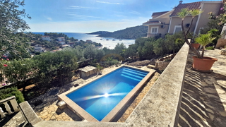 Bellissima casa dalmata a Sevid in ottima posizione con piscina e vista